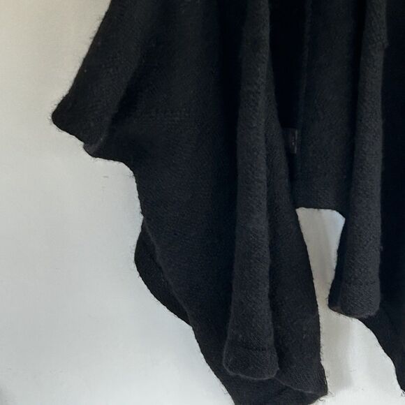 Elk The Label 100% Wool Knit Poncho Sweater Size OS Black Wrap Thick Wrap - Picture 3 of 11